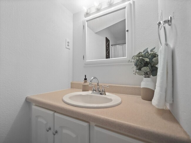 Building Photo - Craftsman on Madison (Furnished)