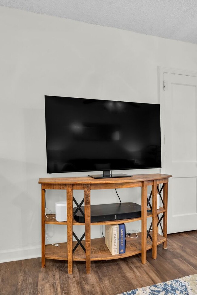 Building Photo - 306-306 Glenwood Cir