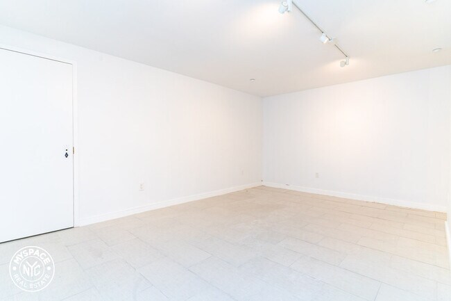 Building Photo - 474 Grand Ave