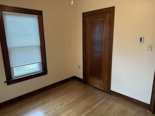 Building Photo - 517 E Linn St