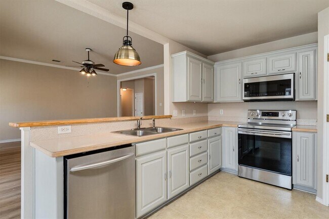 Building Photo - 706 Lakeview Dr