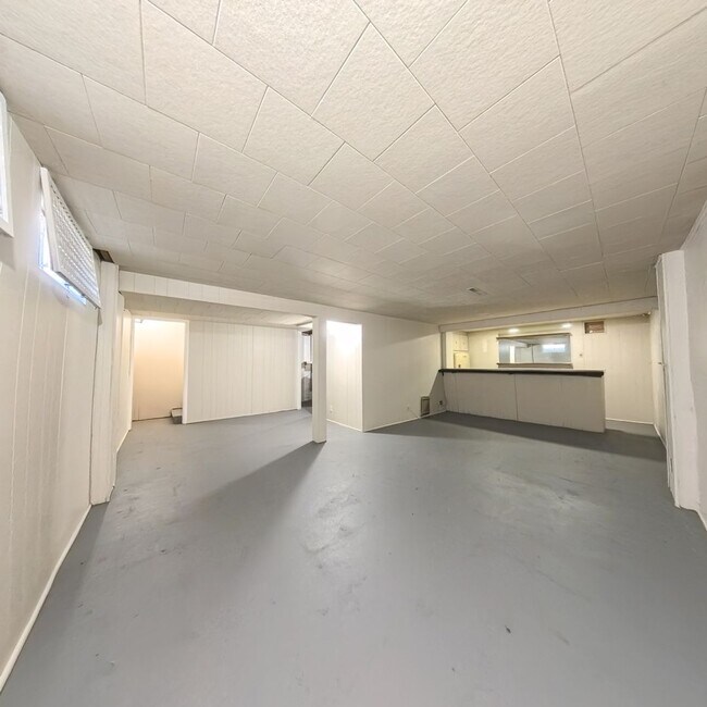 Building Photo - Spacious 3-Bedroom, 1-Bath Ranch - South Side Location