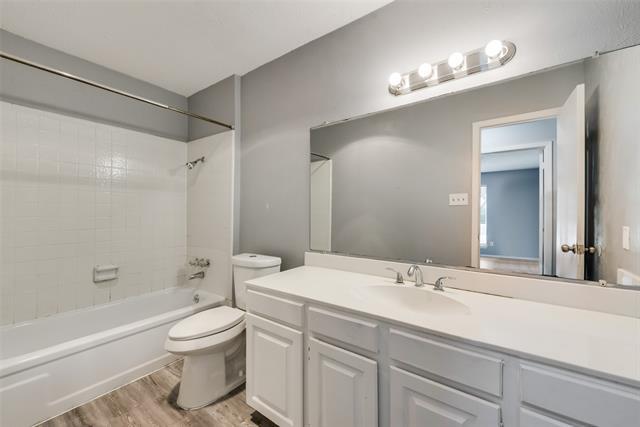 Building Photo - 2814 Meadow Park Dr