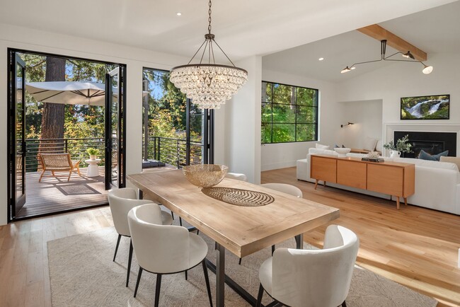 Building Photo - 7Bd/6.5Ba Bellevue Home
