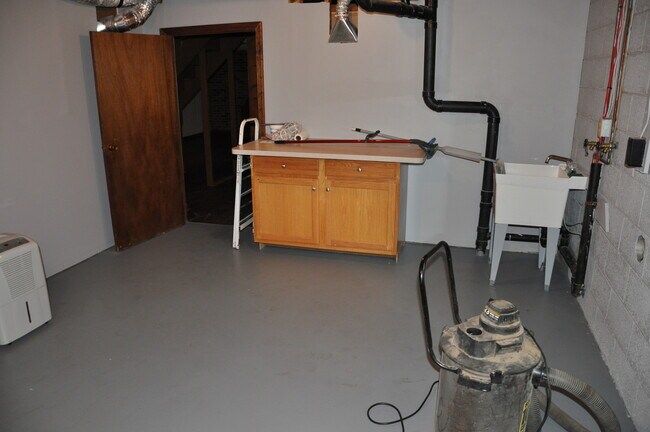 Building Photo - Sparkling Rambler in Park-like Setting on 10 Acres