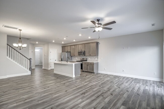 Building Photo - Updated Townhome with 1 Car Garage - close to Southpoint!