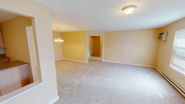 Building Photo - Excellent Canfield Location!! Very clean and well maintained 3 bedroom/2 Full Bath Condo.