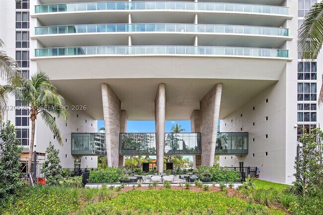 Building Photo - 1500 Bay Dr E