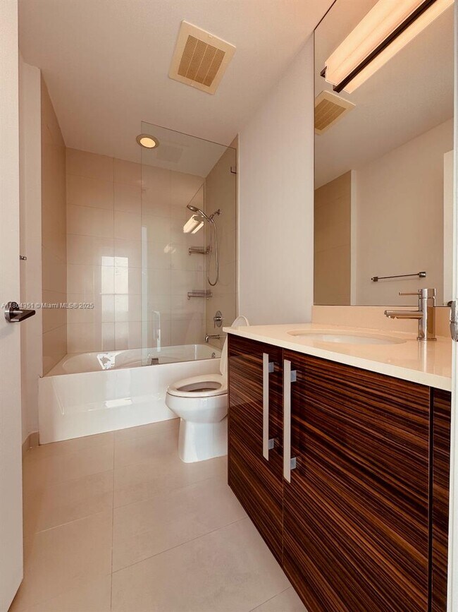 Building Photo - 2020 N Bayshore Dr