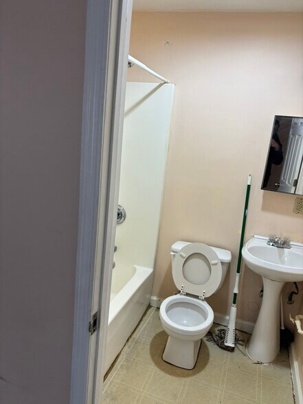 Building Photo - 1402 Grand Ave