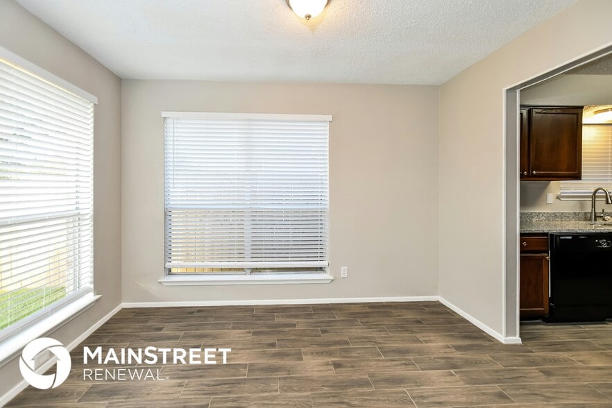 Building Photo - 1601 Chapman Dr