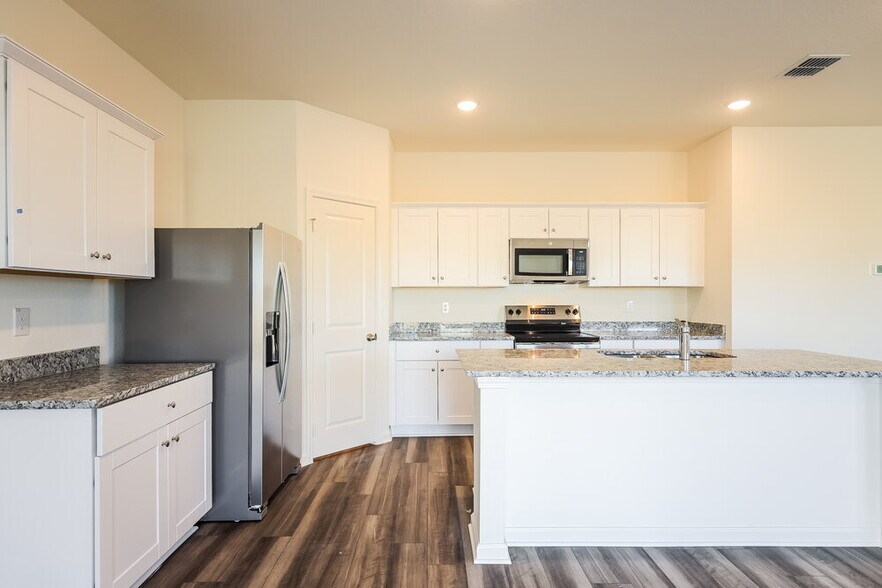 Building Photo - 5827 Texas Palm Dr