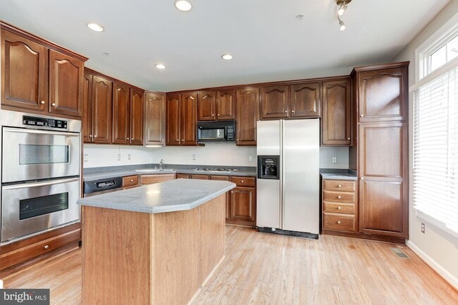 Building Photo - 286 Murtha St