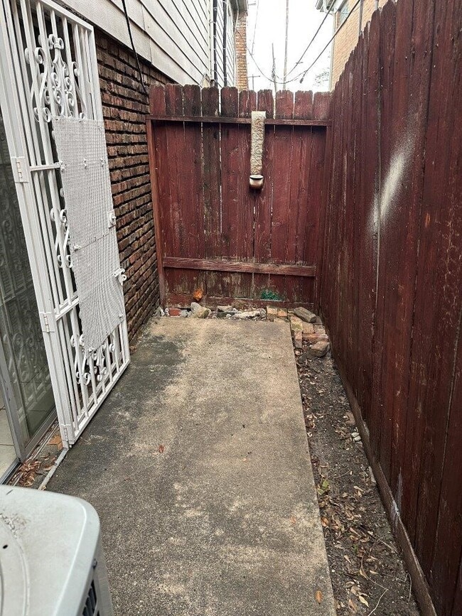 Building Photo - 820 W Alabama St