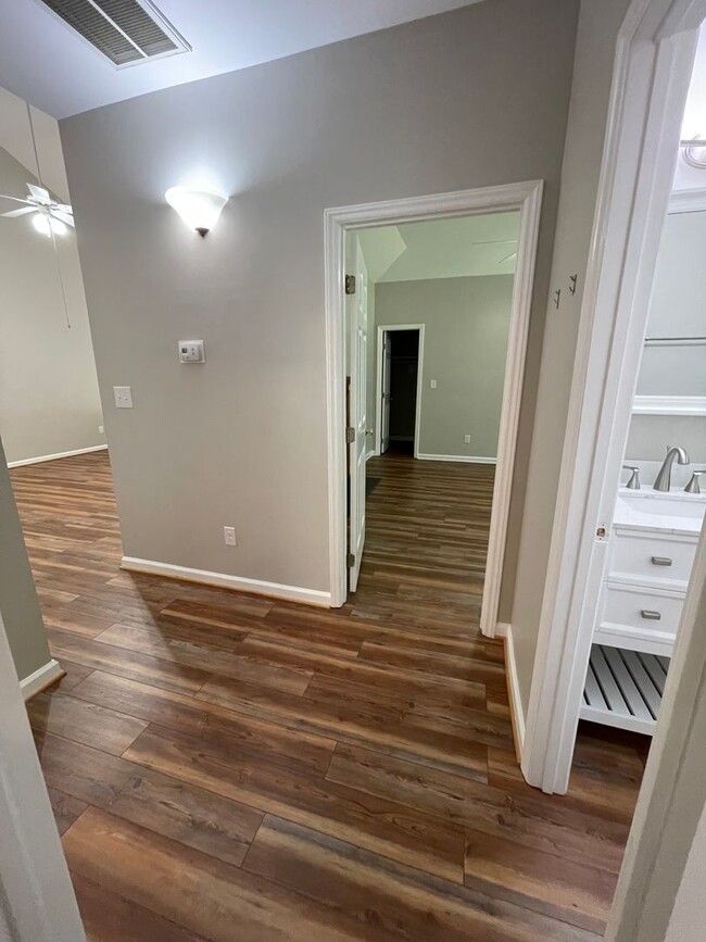 Building Photo - Charming, updated 3br house w/ separate ga...