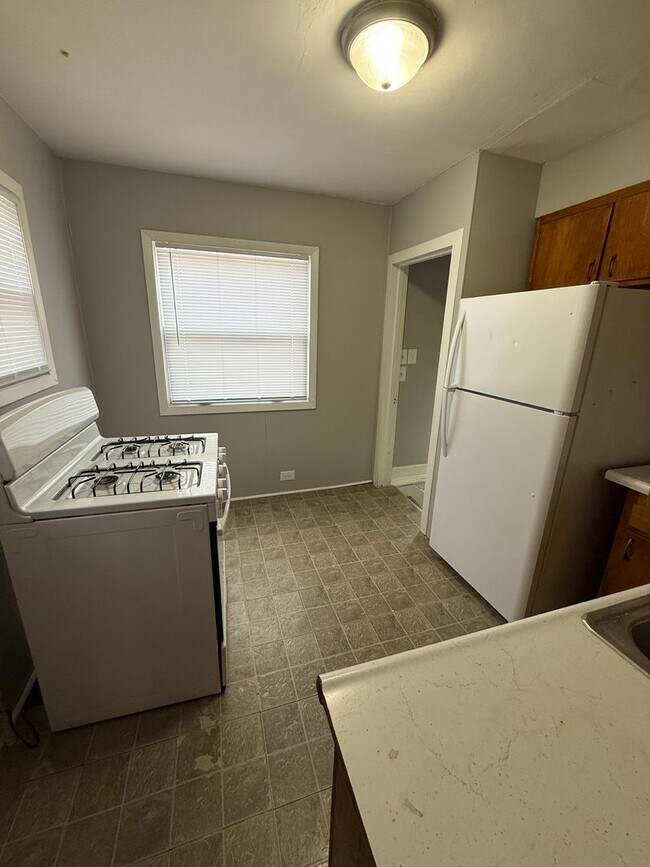 Building Photo - 3B / 1B home with over 1200 square feet!