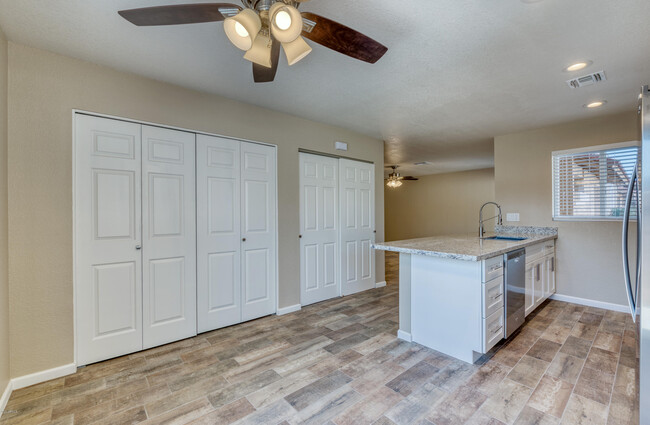 Building Photo - 520 W Tonopah Dr