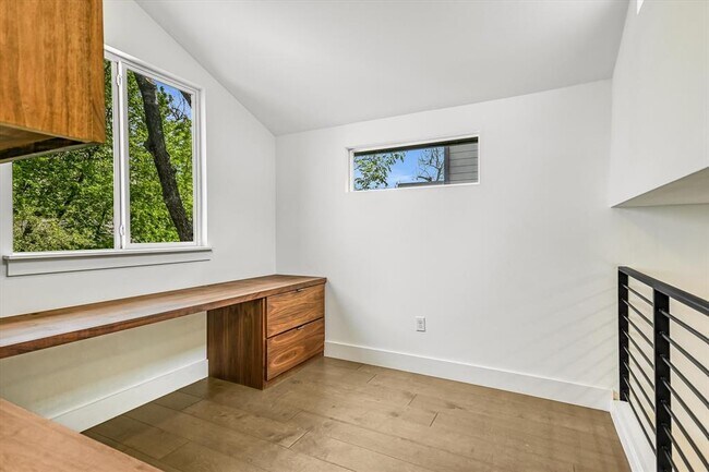 Building Photo - 1006 Payne Ave