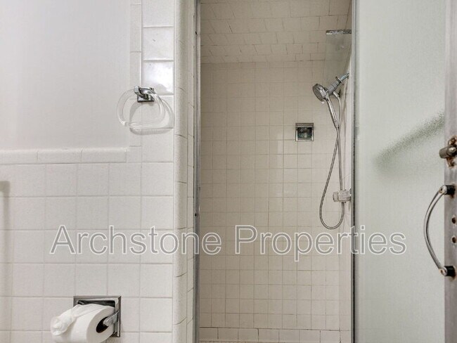 Building Photo - 3121 Lakeside Dr
