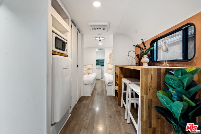 Building Photo - 272 N Topanga Canyon Blvd