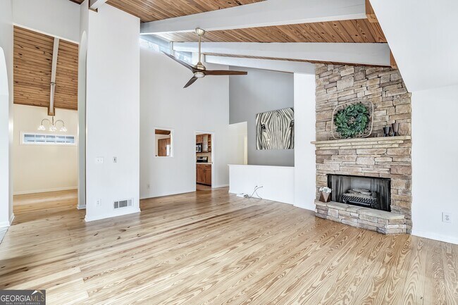 Building Photo - 75 Lakeshore Dr NW
