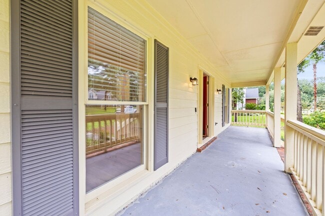 Building Photo - Renovated Home on Large Corner Lot in Coveted Strathy Hall