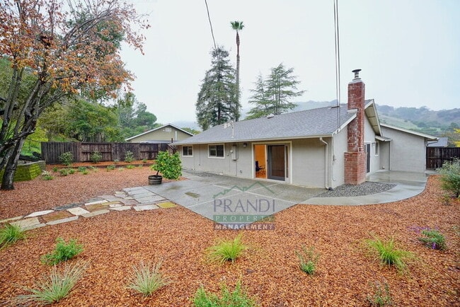 Building Photo - 75 Stasia Dr