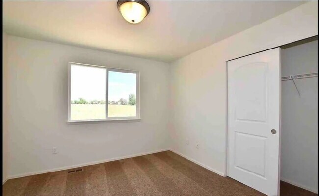 Building Photo - 262 Castle Dr