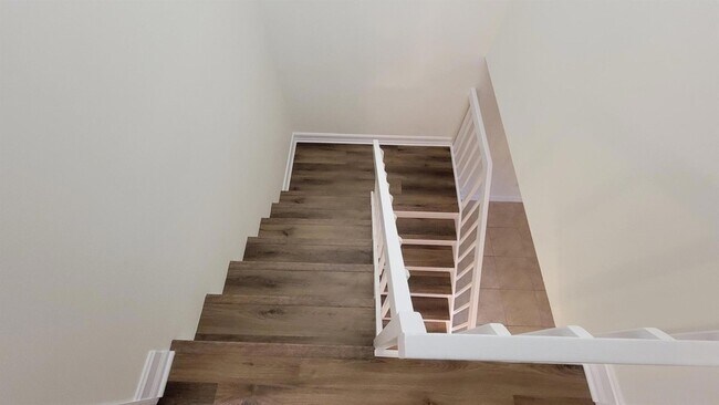 Building Photo - 606 6th Ln