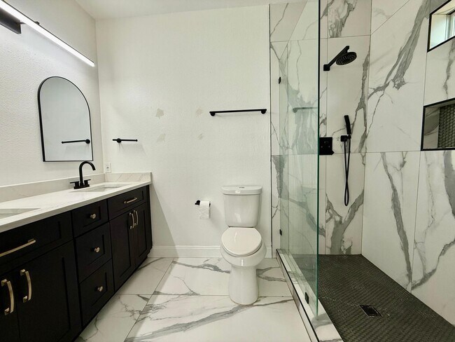 Building Photo - Modern Elegance for Rent in Prime San Anto...