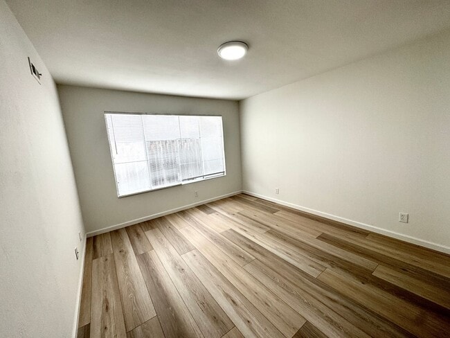 Building Photo - Great Shape Townhome in Pleasanton with shared driveway