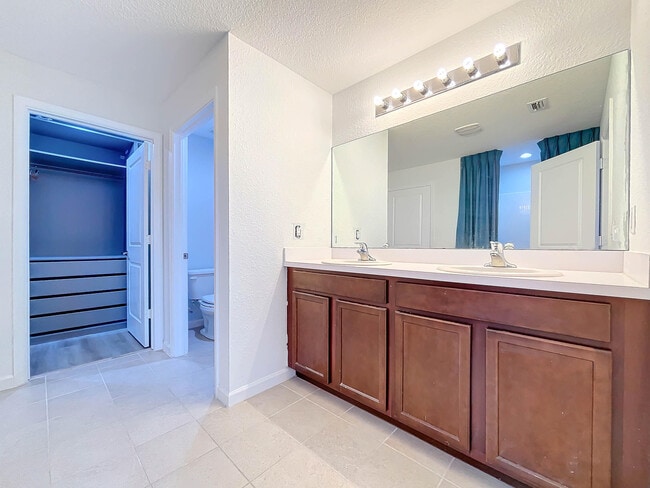 Building Photo - 4999 Haverhill Pointe Dr