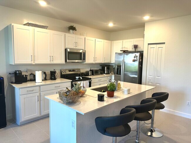 Building Photo - 379 SE Crossoak Ln