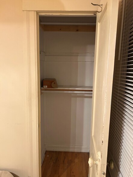 Building Photo - 1075 Lakepointe St