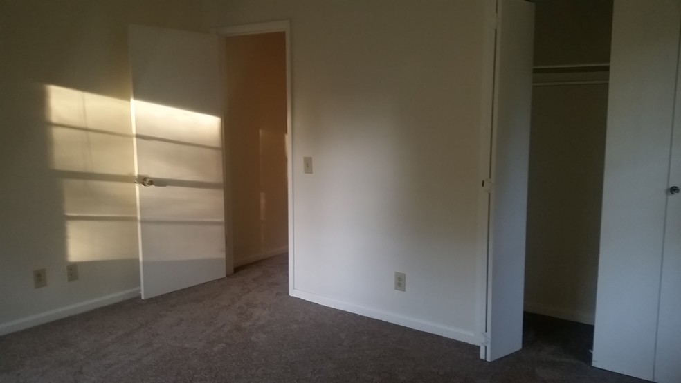 Bedroom (front), pic b - 243 Oak St