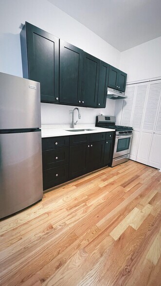 Primary Photo - 200-210 N California Ave