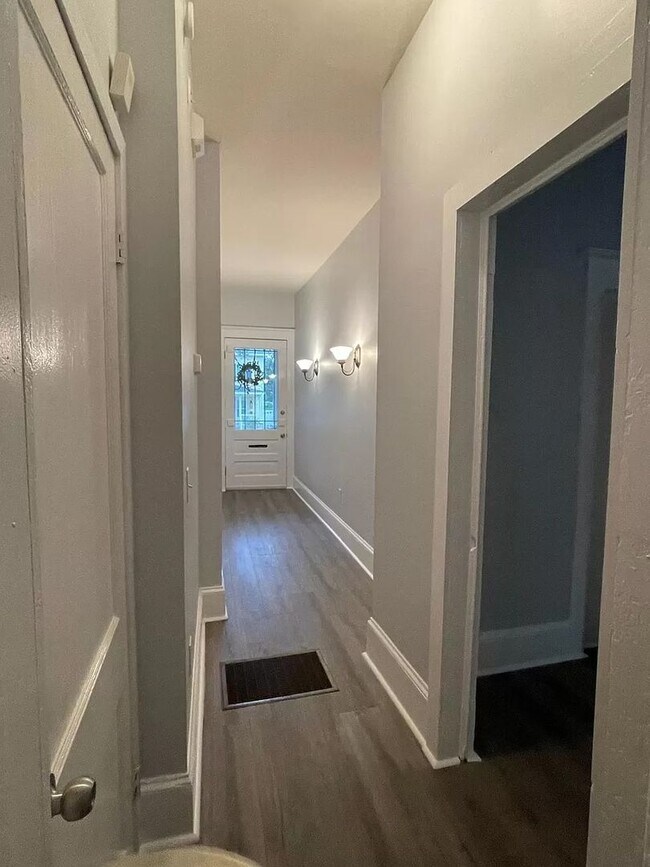 Building Photo - 643 E Henry St