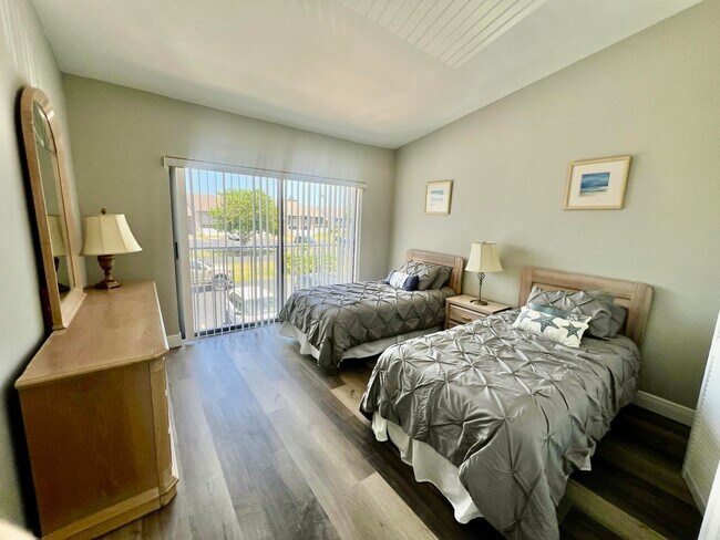 Building Photo - 3209 S Lakeview Cir
