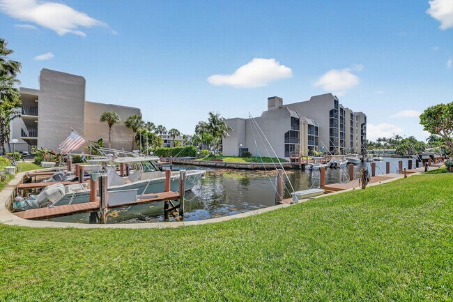 Building Photo - 15 Royal Palm Way