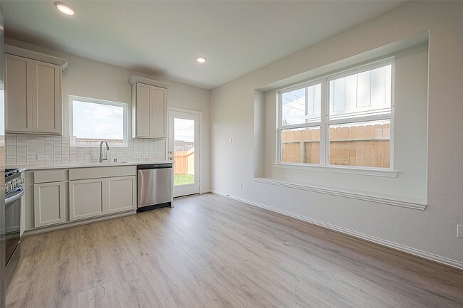 Building Photo - 27966 Western Crk Ct
