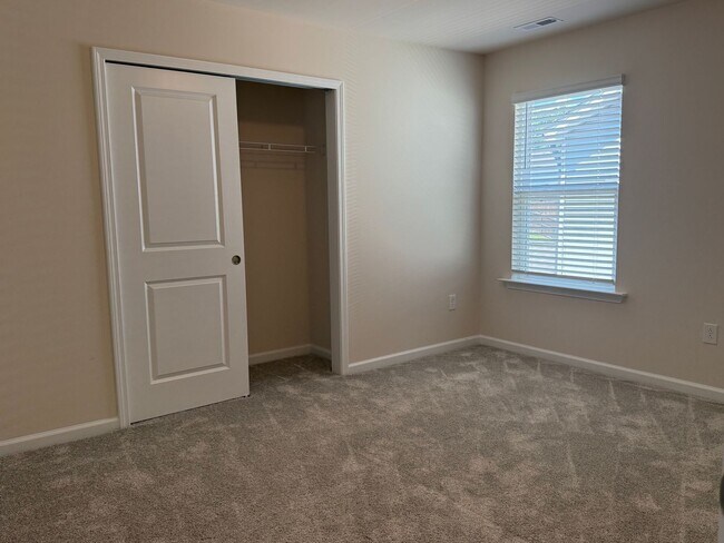 Building Photo - AMAZING LOCATION, Fantastic 3 Bed Home, In...