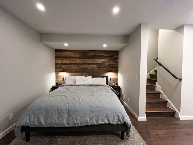 Building Photo - Furnished! In town! Walk to everything! Recently updated!