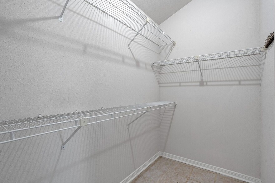 Building Photo - 9831 Meadow Bend Ln