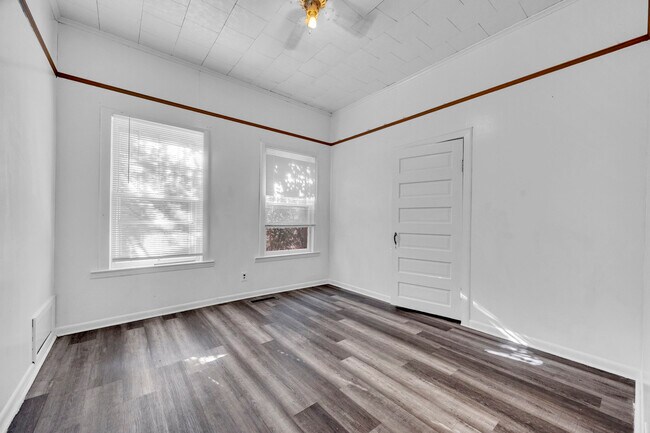 Building Photo - 415 19th St S