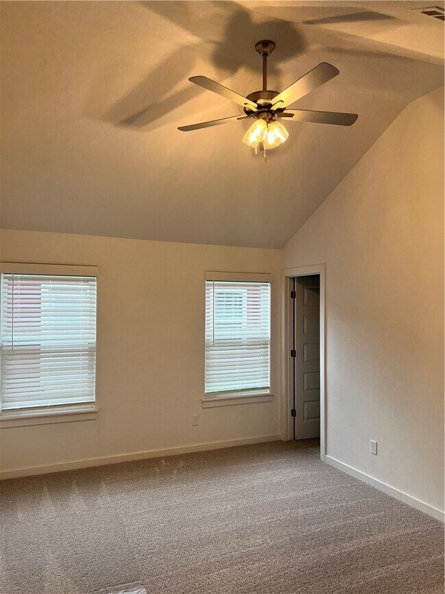 Building Photo - 590 N Cresswell Dr