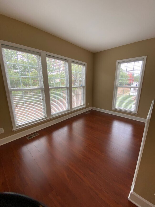 Building Photo - Bright and Spacious End Unit Townhouse in ...