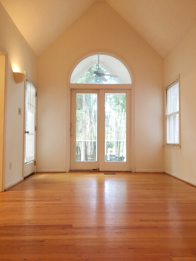 Building Photo - Inviting 3br house in Morrisville with woo...