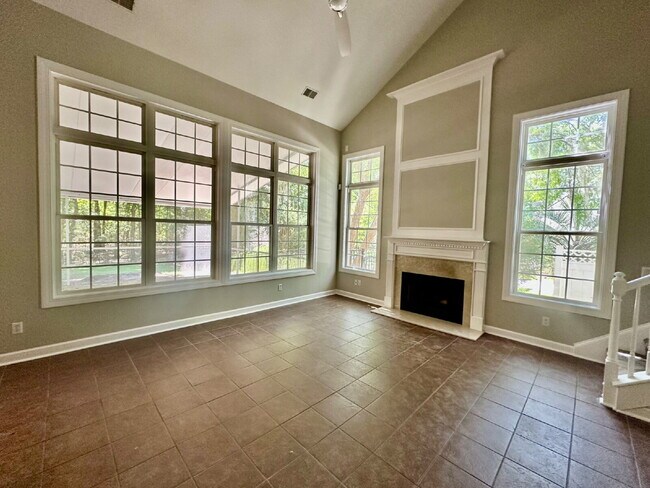Building Photo - 4-Bedroom Home with Loft and Office for Re...