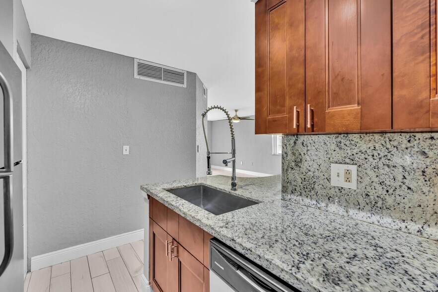 Building Photo - 2851 N Oakland Forest Dr