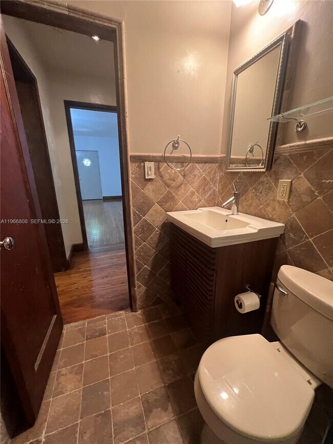 Building Photo - 814 Michigan Ave